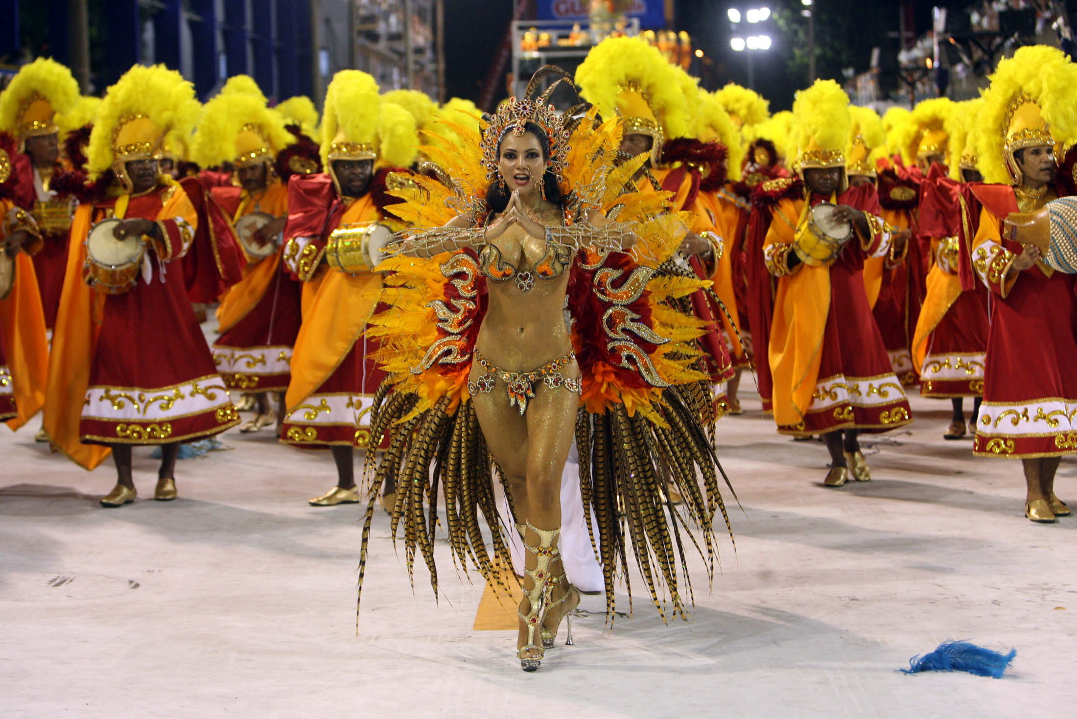 Танец карнавал. Колумбия Самба карнавал. Карнавал Оруро в Боливии. Национальный костюм Рио де Жанейро. Карнавал в Рио-де-Жанейро.