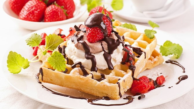 Prepara unos deliciosos waffles con fruta para un desayuno nutritivo