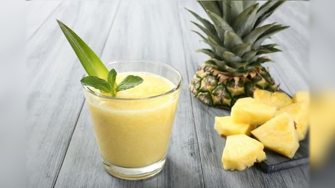 Fortalece tus rodillas con este licuado de piña, avena y almendras