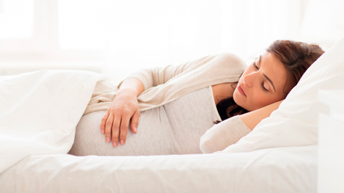3 posturas cómodas y placenteras para dormir si estás embarazada
