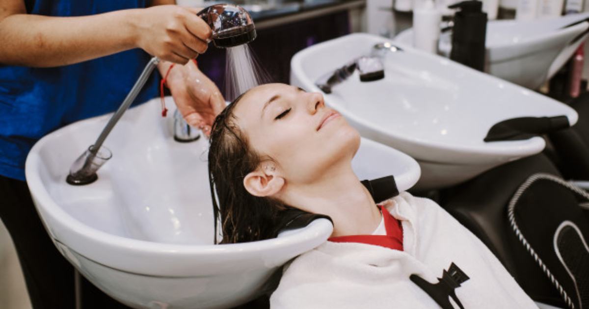 Мытье головы москва. Мытье головы москва. Мытье головы. Мытьё головы в парикмахерской. Мытье головы москва.
