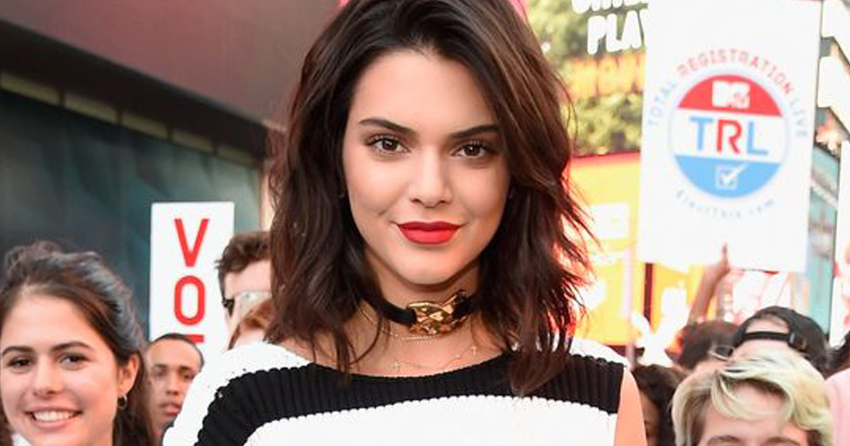 Kendall Jenner se luce con el crop top más pequeño de su clóset