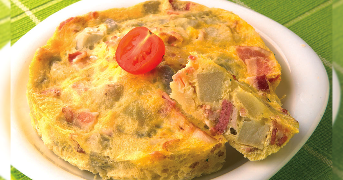 Prepara unas deliciosas tortillas de papa con tocino para tus desayunos