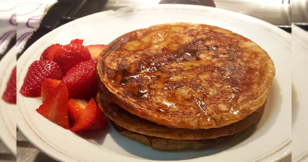 Tortilla de avena, plátano y leche de almendras ¡Desayuno nutritivo en 5 minutos! [VIDEO]