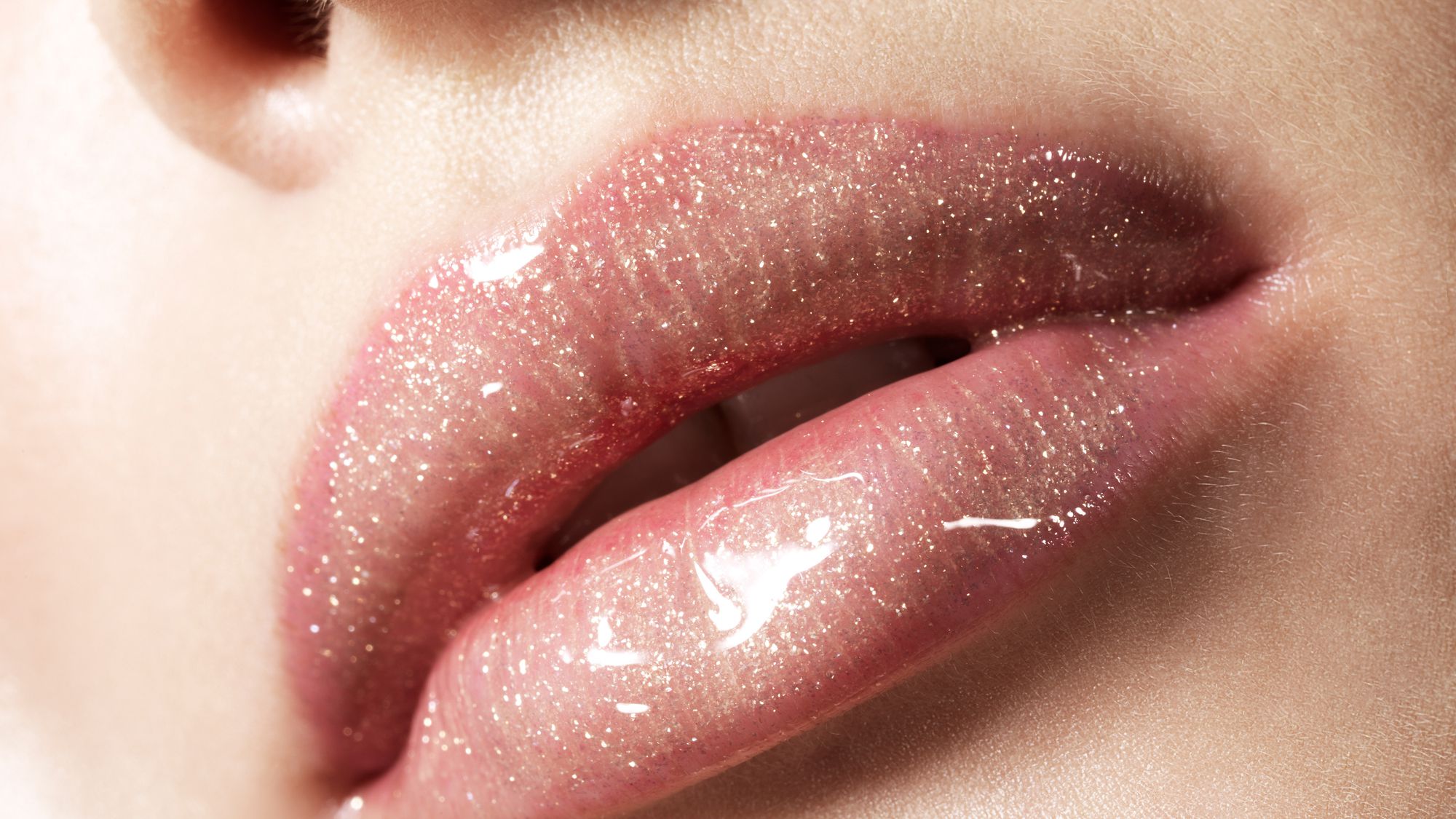 Juicy Lips, la tendencia de maquillaje que trae de vuelta al gloss para