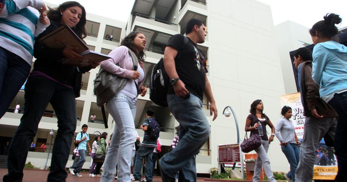Congreso promulga ley de bachillerato automático a egresados de 2020 y 2021