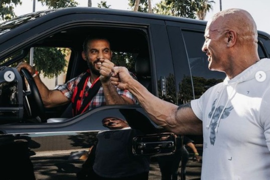 Dwayne Johnson La Roca Regala Su Camioneta De 10 000 Euros A Fan tico