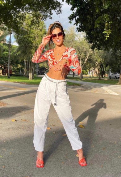 Luciana Fuster enamora Miami con fabuloso outfit setentero a cargo de un  top psicodélico