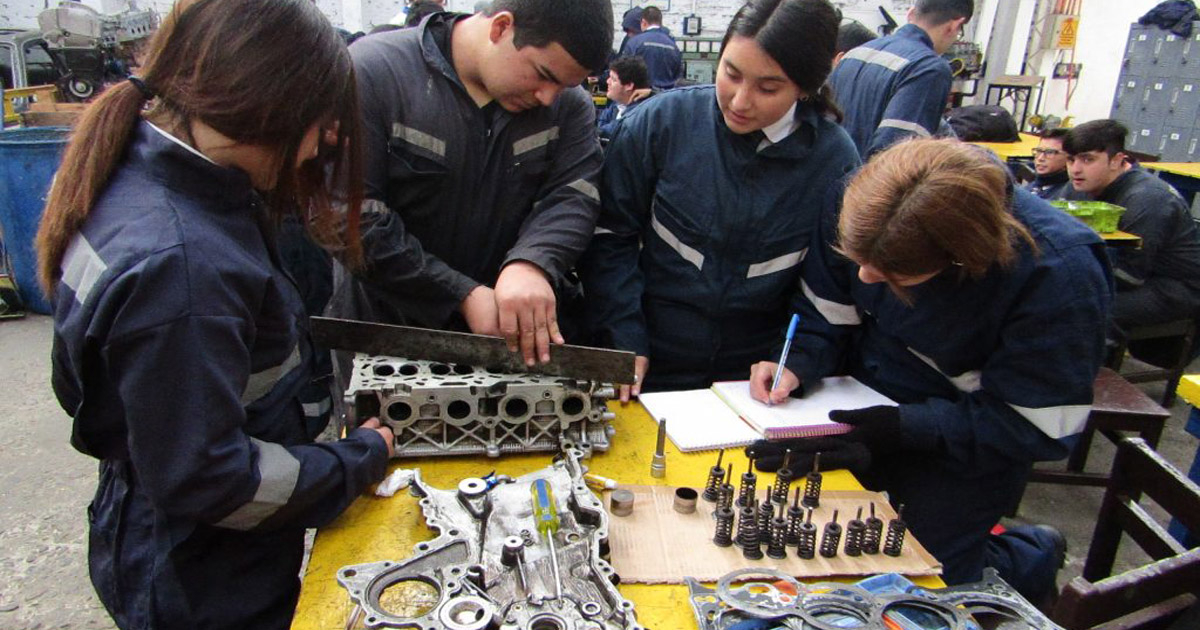 Día del Mecánico Automotriz Solo un 1.2 de mujeres estudian esta carrera Día del Mecánico Automotriz Solo un 1.2 de mujeres estudian esta carrera