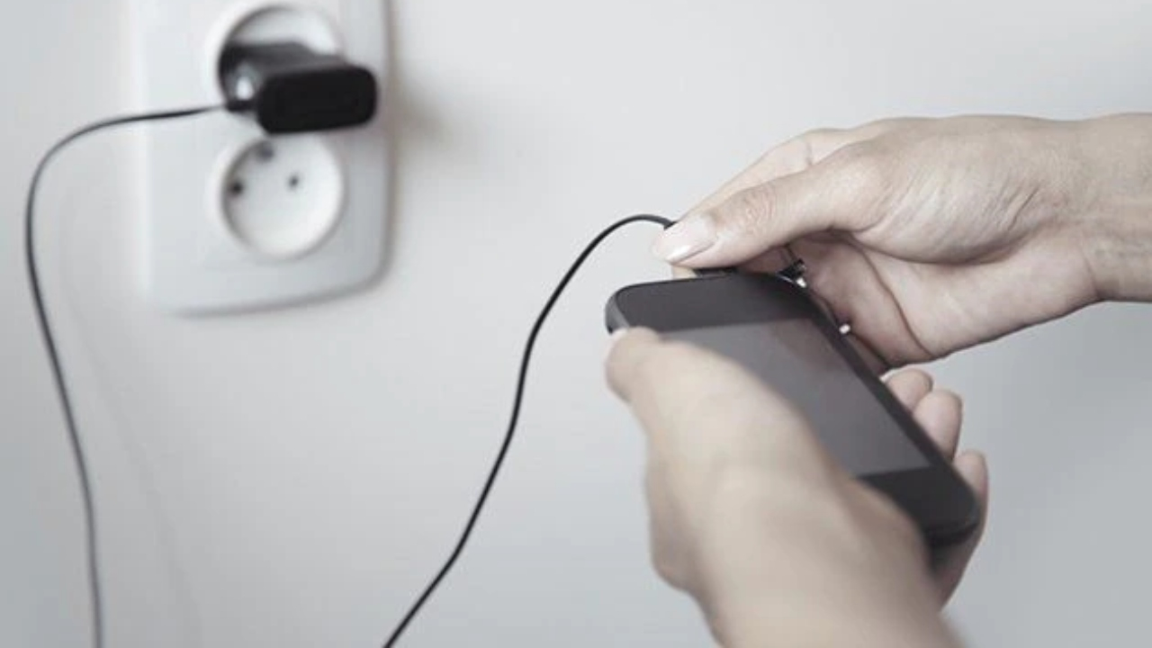 Adolescente muere electrocutado al intentar conectar el cargador de su ...