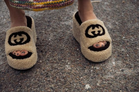 4 estilos para llevar las sandalias de peluche más cool que dominan las  pasarelas