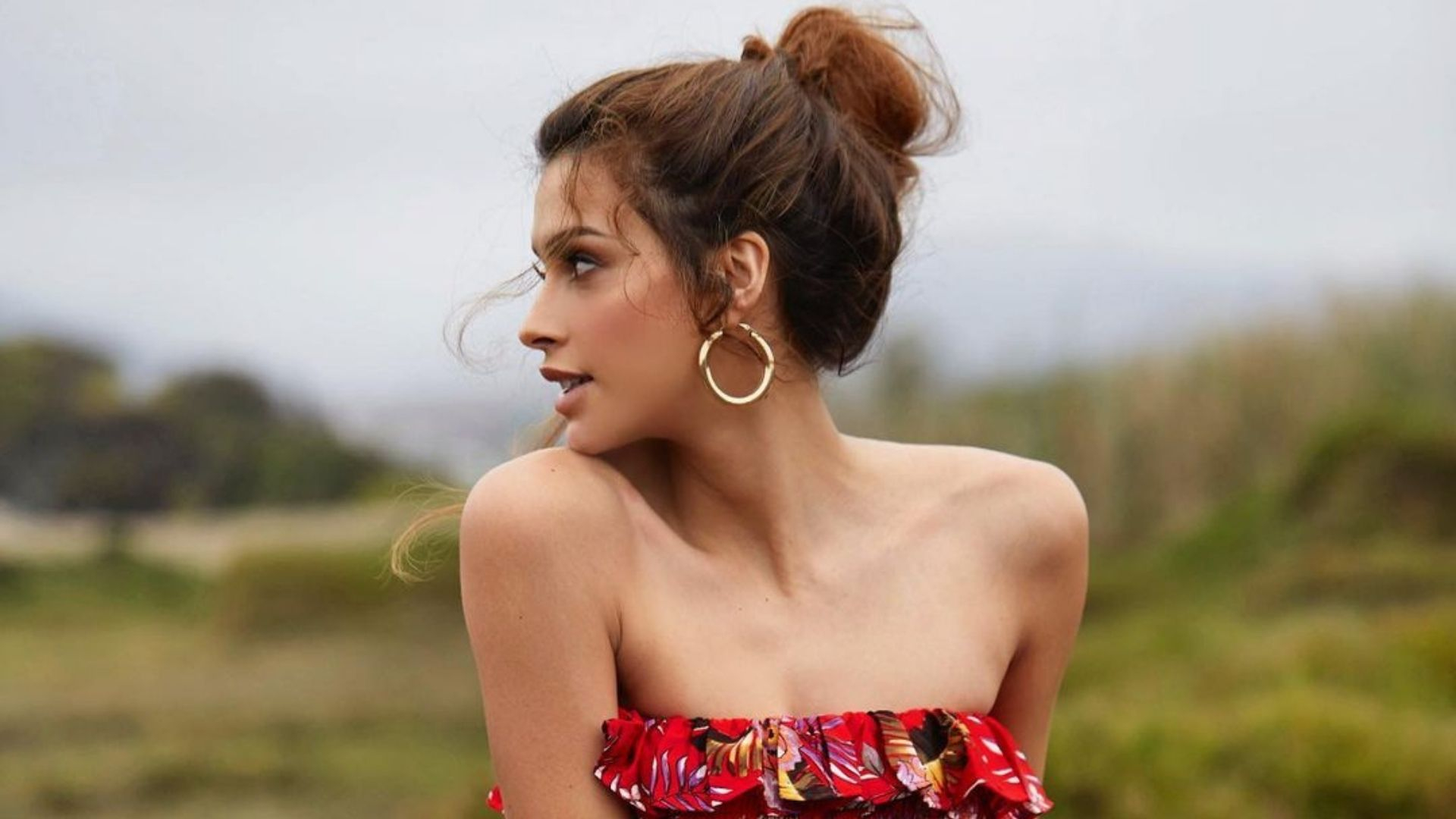 Milett Figueroa en medio del sunset captura su sensualidad femenina a