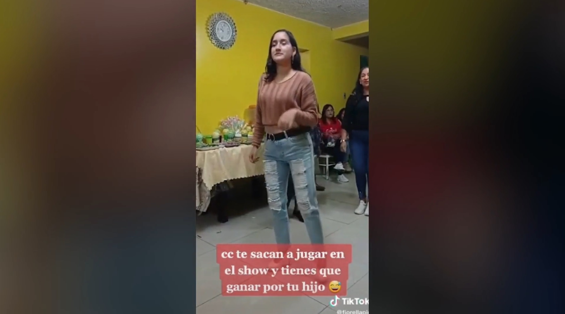 Madre Se Roba La Atención En Show Infantil Para Que Su Hijo Obtenga El Premio Ganador 