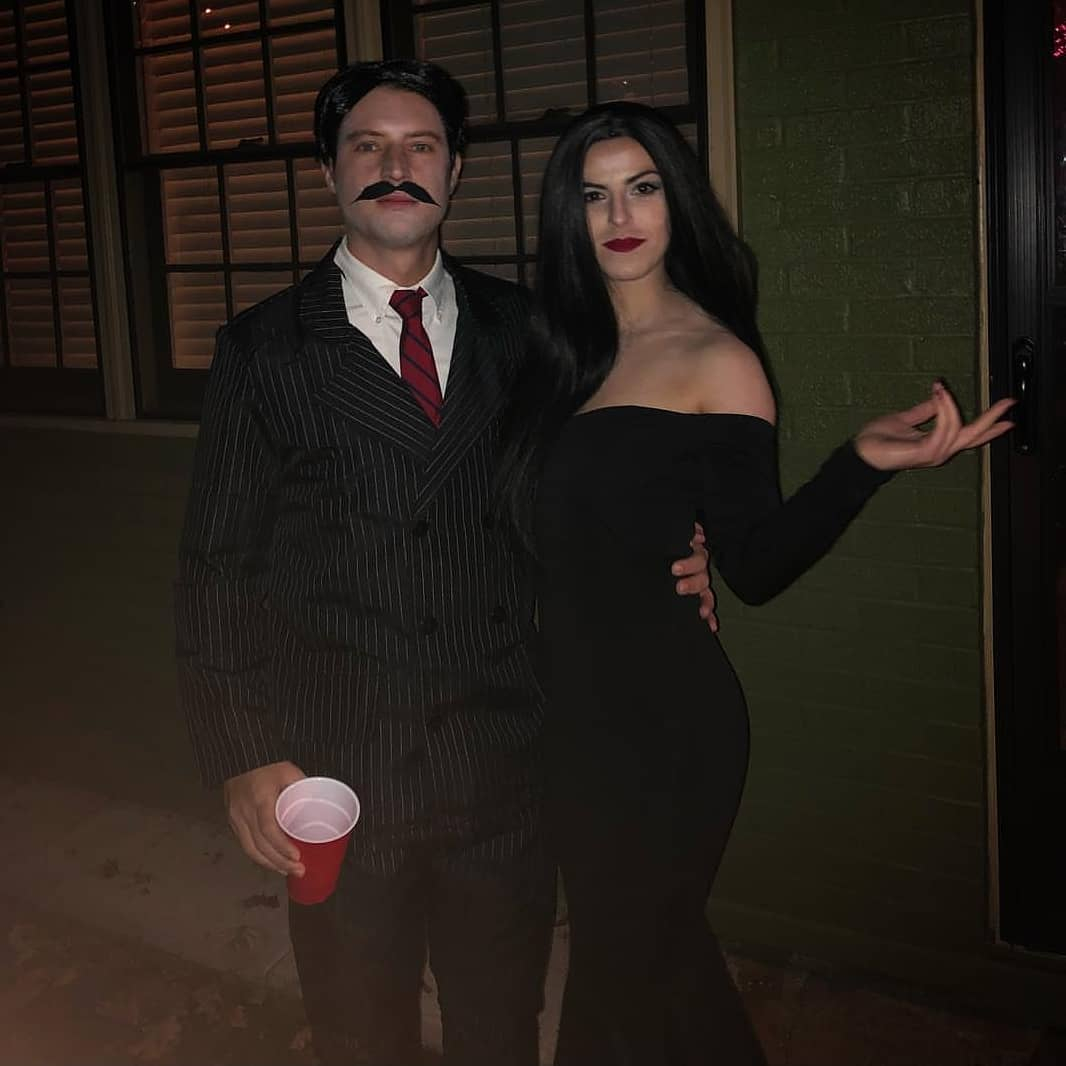 Disfraces para parejas Halloween: disfraz de Homero y Morticia Los locos Adams