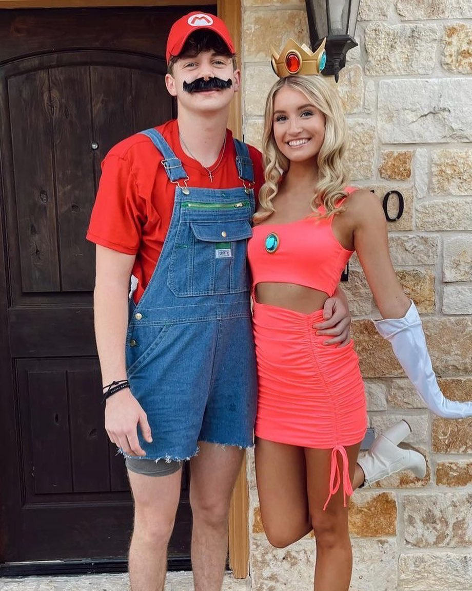 Disfraces para parejas Halloween: Mario Bross con la princesa Peach