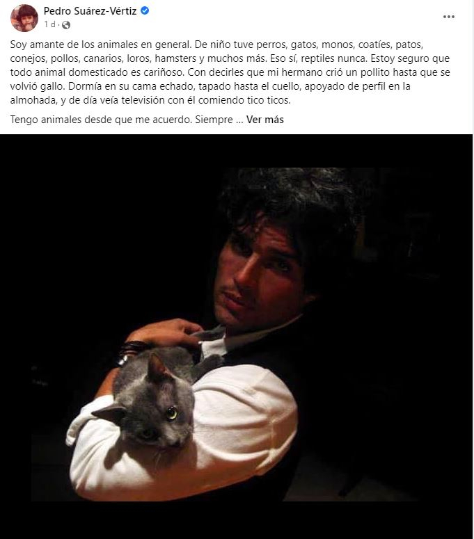 Pedro Suárez-Vértiz con un gato