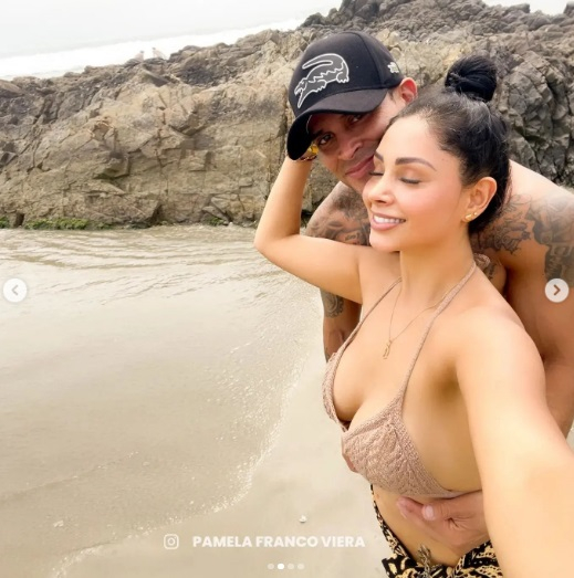 Pamela Franco impacta con bikini rústico de carácter boho y romántico mensaje