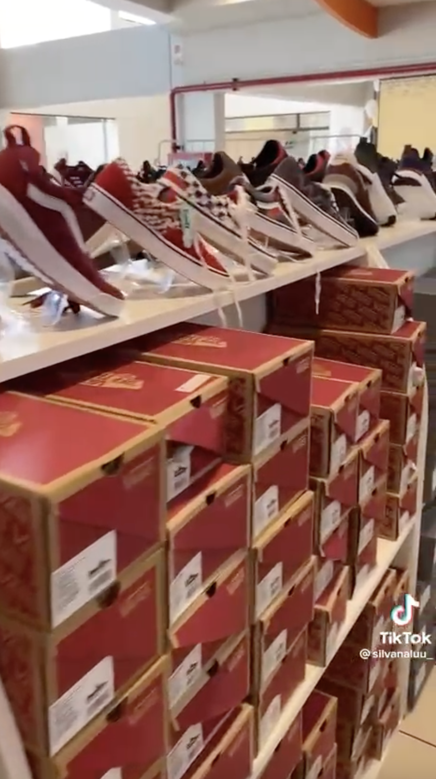 Almacén en Lima ofrece zapatillas