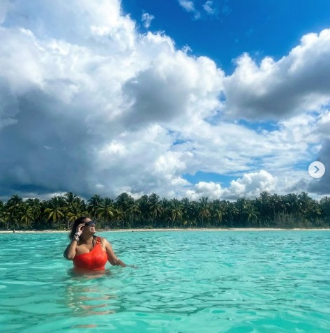 Melissa Gonzales, esposa de Jorge Luna, arrasa en mágica isla caribeña con traje de baño asimétrico