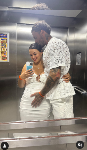 Angie Arizaga presume su barriguita de embarazo junto a Jota Benz con sublime look total white