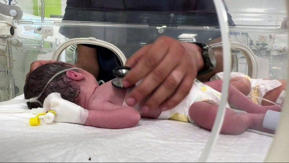 Bebé fue rescatada del vientre de su madre